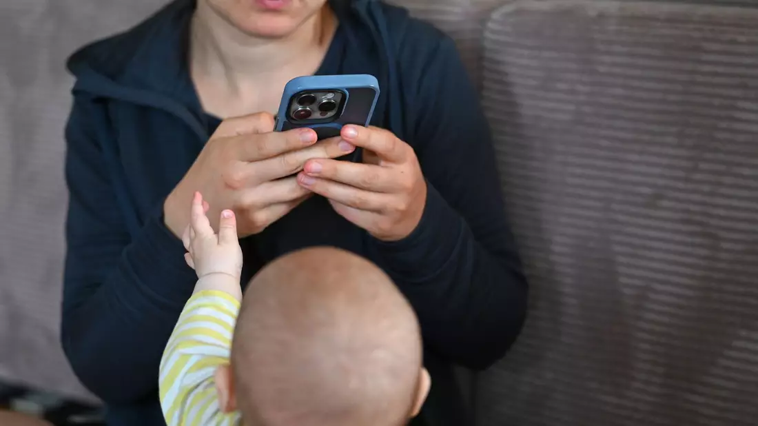Bildschirme ziehen auch Babys oft magisch an - aber die Familienministerin warnt. (Symbolbild) - Bild: Elisa Schu/dpa