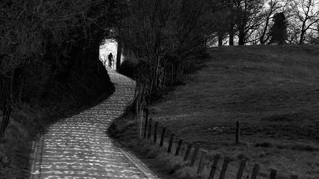 Bis zu 22 Prozent steil: Der Koppenberg liegt 45 Kilometer vor dem Ziel der Flandern-Rundfahrt. (Archivbild) - Bild: Eric Lalmand/BELGA/dpa