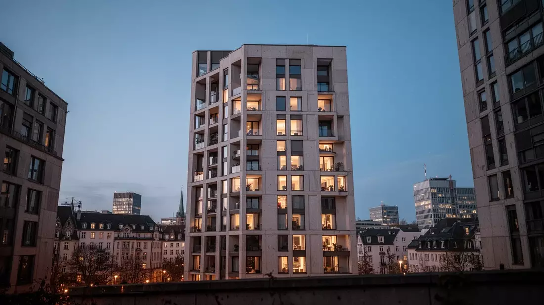 Immobilienmarkt 2026: Wohnungen stabil, Zinsen steigen sprunghaft - Bild: über boerse-global.de