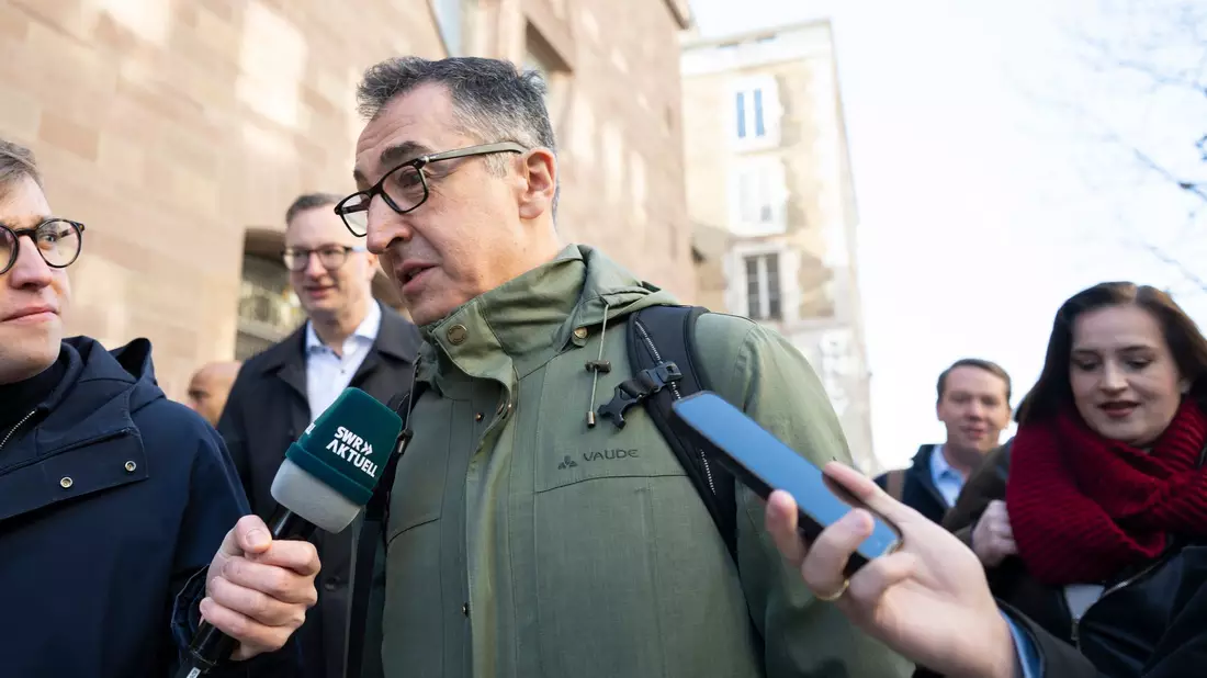 Cem Özdemir (Grüne) hat sich zum Ziel gesetzt, weiter voranzukommen. - Bild: Marijan Murat/dpa