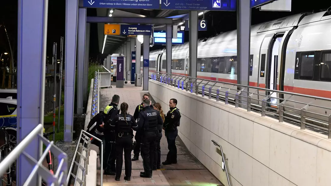 Der 20-Jährige kam in Polizeigewahrsam. - Bild: Roberto Pfeil/dpa