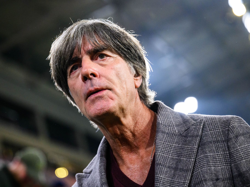 Bald wieder im Stadion an der Seitenlinie? Joachim Löw reagiert auf ein Gerücht. (Archivbild) - Foto: Tom Weller/dpa