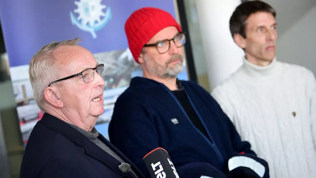 Mecklenburg-Vorpommerns Umweltminister Till Backhaus (SPD, l) will die Anfeindungen gegen Hilfskräfte nicht hinnehmen. (Archivbild) - Bild: Daniel Bockwoldt/dpa