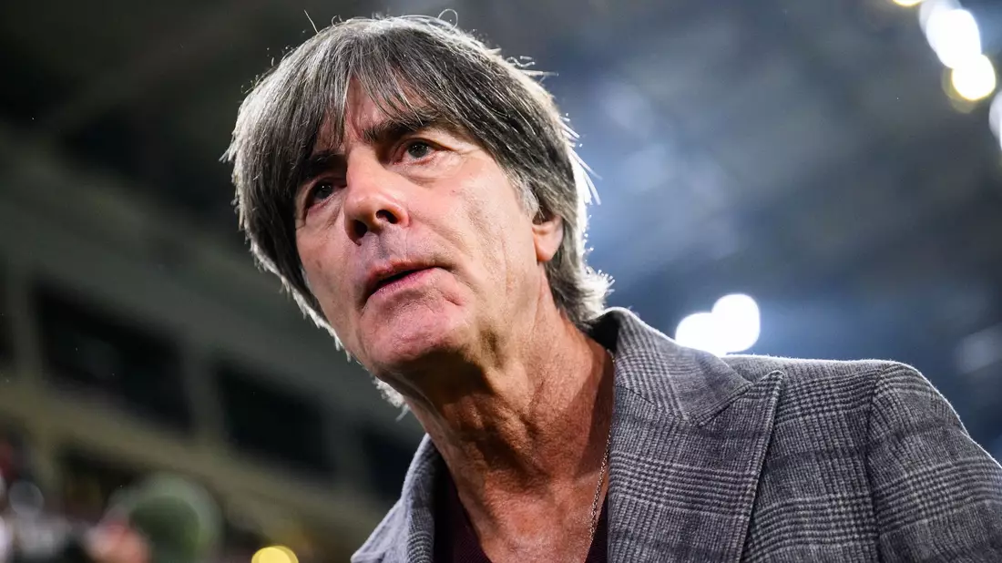 Bald wieder im Stadion an der Seitenlinie? Es gibt Spekulationen um Joachim Löw. (Archivbild) - Bild: Tom Weller/dpa