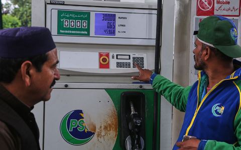 Spritpreise in Pakistan steigen wegen der Folgen des Iran-Kriegs massiv. - Foto: Muhammad Sajjad/AP/dpa