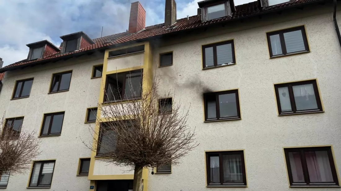 FW Bremerhaven: Küchenbrand in Bremerhaven: Bewohner retten sich rechtzeitig ins Freie - Feuerwehr verhindert Schlimmeres - Bild: presseportal.de