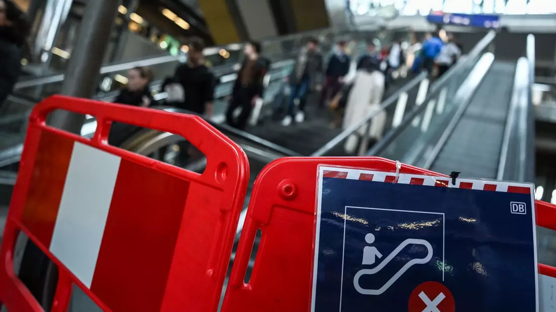 Die allermeisten Rolltreppen im Berliner Hauptbahnhof fahren nach Angaben der Bahn wieder. (Archivbild) - Bild: Britta Pedersen/dpa