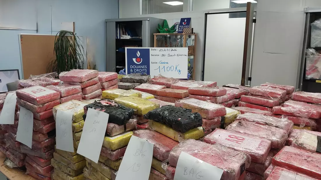 In einem vom französischen Zoll gestoppten Laster befanden sich neben Blumenerde auch 998 Kokainpakete. (Handout-Foto) - Bild: -/Zoll Frankreich/dpa