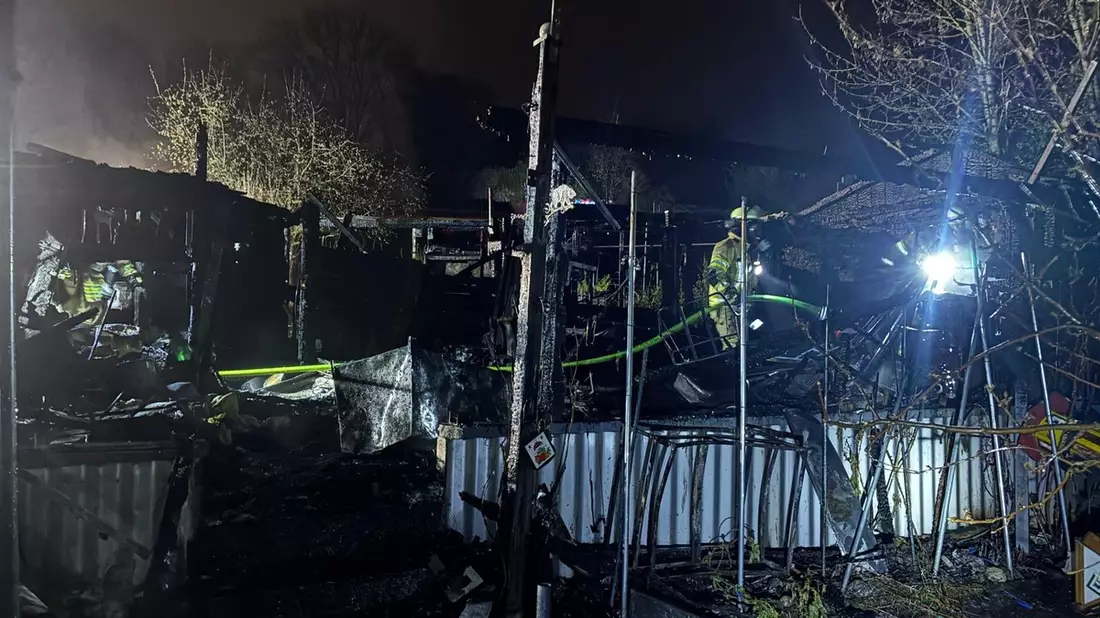 FW-RS: Laubenbrand Kleingartenanlage in Reinshagen - Bild: presseportal.de