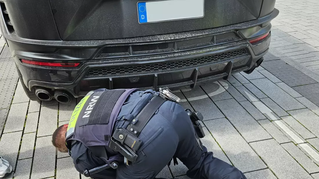 POL-D: Car-Freitag - Polizei Düsseldorf zeigt Stop für Raser, Poser und illegales Tuning - 130 Fahrzeuge kontrolliert - Eine kurze Bilanz - Bild: presseportal.de