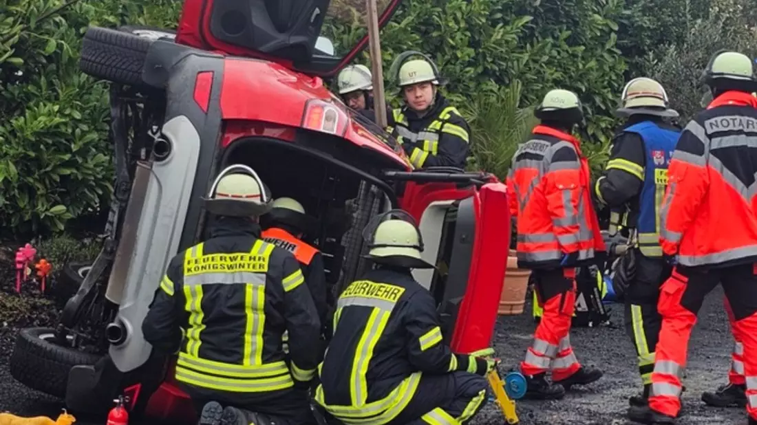 FW Königswinter: Feuerwehr befreit eingeschlossene Autofahrerin auf Parkplatz - Bild: presseportal.de