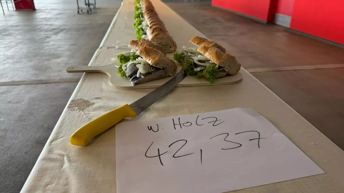 Mit 42,37 Metern hat das längste Fischbrötchen der Welt den bisherigen Rekord von 31 Metern deutlich übertroffen. (Foto Handout) - Bild: --/F.C. Hansa Rostock /dpa