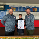 Das Catering-Team des Ostseestadions Rostock um Geschäftsführer Christoph Wulff (r) und Küchenchef Jens Schaumburg (l) hat das längste Fischbrötchen der Welt produziert. Bestätigt wurde der Rekord von Laura Koblischek (M) vom Rekord-Institut Deutschland. (Foto Handout) - Foto: --/F.C. Hansa Rostock /dpa