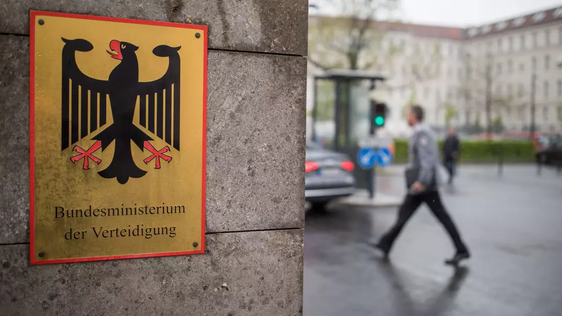 Männer, die länger ins Ausland wollen, müssen sich bei der Bundeswehr abmelden. (Archivbild) - Bild: Michael Kappeler/dpa