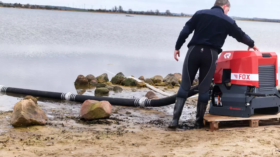 Seit Freitag benetzen Einsatzkräfte der Feuerwehr die verletzte Haut des Tieres regelmäßig mit Wasser, um die Schmerzen zu lindern. (Foto vom 3.4) - Bild: Marcus Golejewski/dpa