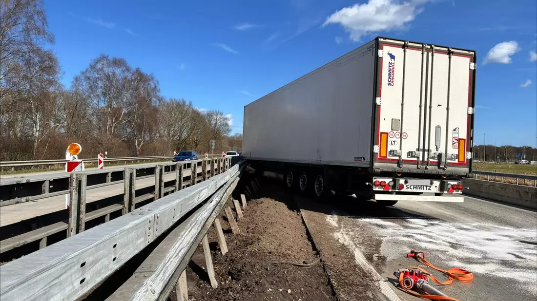 FW-OLL: Verkehrsunfall auf der A1: Feuerwehr Wildeshausen dämmt auslaufenden Diesel ein - Bild: presseportal.de