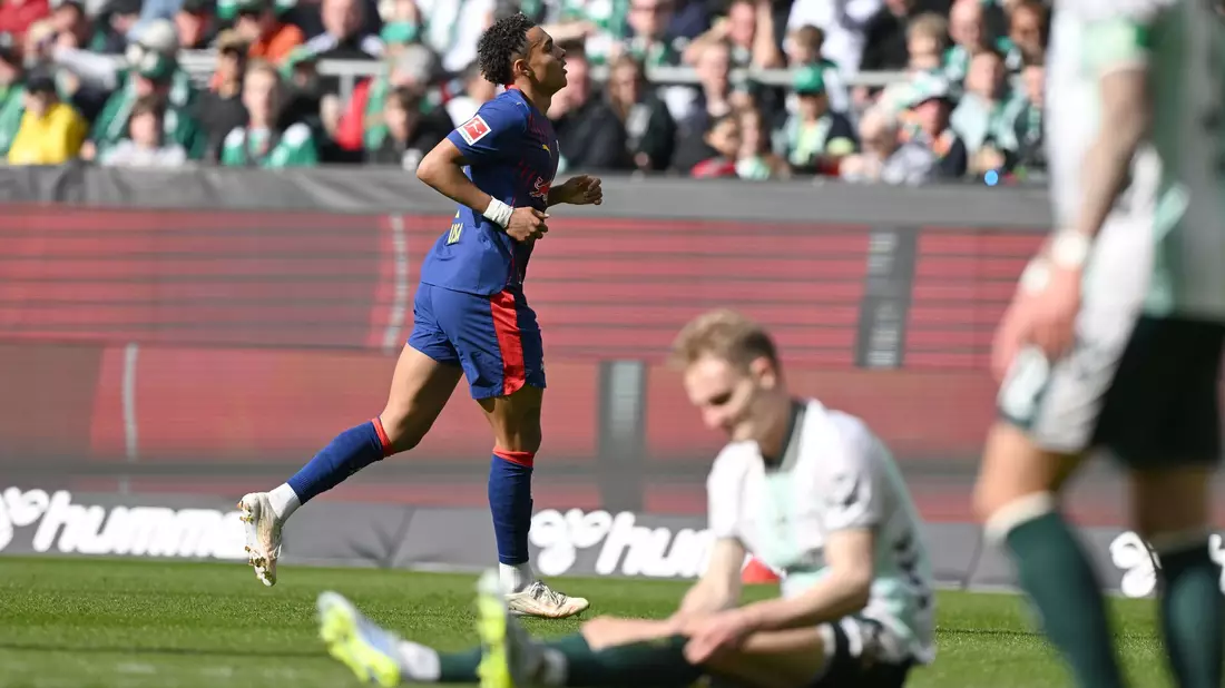 Leipzig oben, Werder am Boden: Antonio Nusa (l) jubelt über sein Tor zum 0:1. - Bild: Carmen Jaspersen/dpa