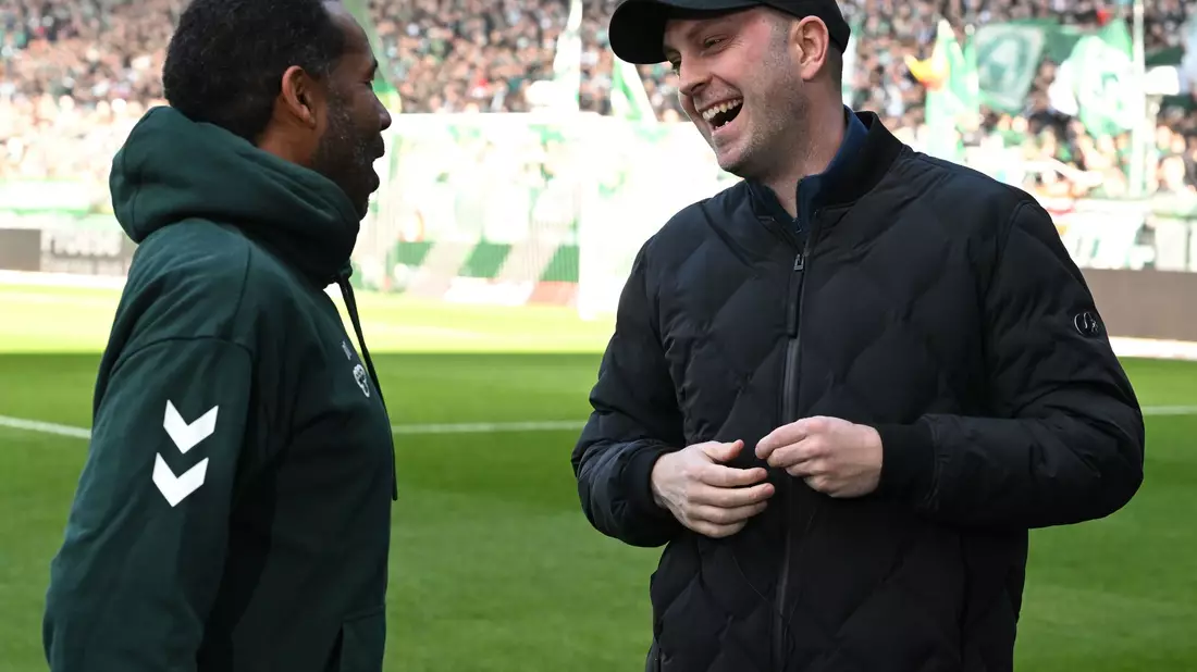 Werder-Trainer Daniel Thioune (l) im Gespräch mit dem Ex-Bremern-Coach Ole Werner, der nun RB Leipzig trainiert.  - Bild: Carmen Jaspersen/dpa