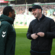 Werder-Trainer Daniel Thioune (l) im Gespräch mit dem Ex-Bremern-Coach Ole Werner, der nun RB Leipzig trainiert.  - Foto: Carmen Jaspersen/dpa