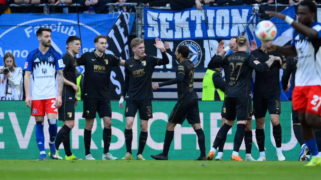 Augsburgs Spieler durften über die Führung jubeln.  - Bild: Gregor Fischer/dpa