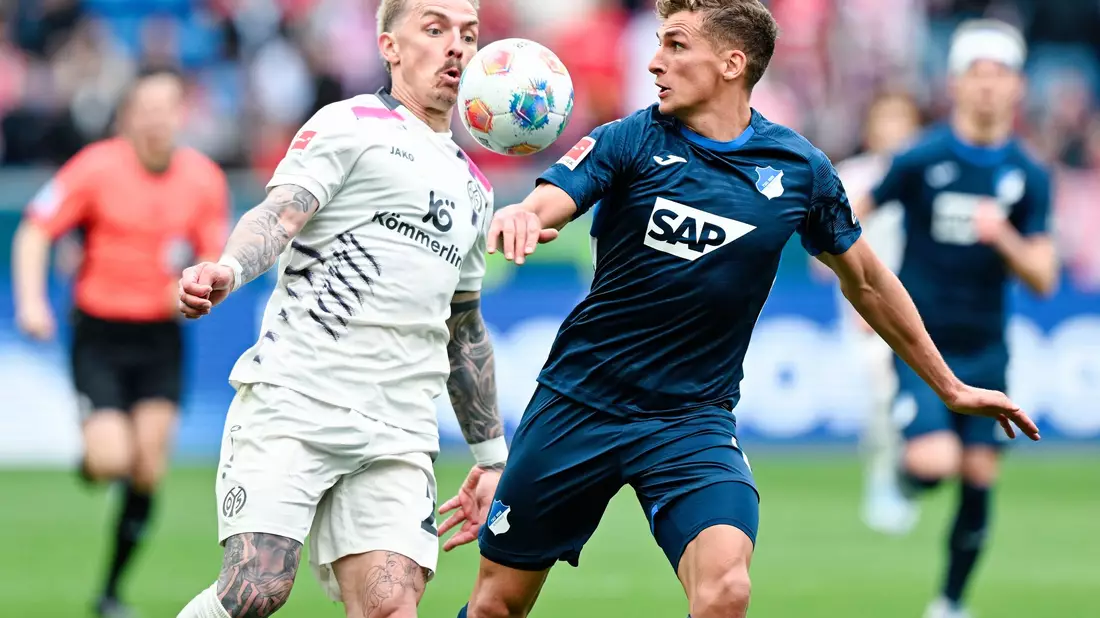 Hart umkämpftes Spiel zwischen Hoffenheim und Mainz. - Bild: Uwe Anspach/dpa