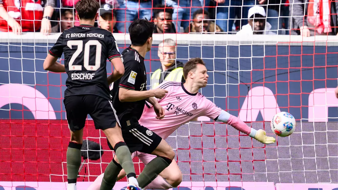 Mehrfach im Blickpunkt: Bayern-Keeper Manuel Neuer. - Bild: Tom Weller/dpa