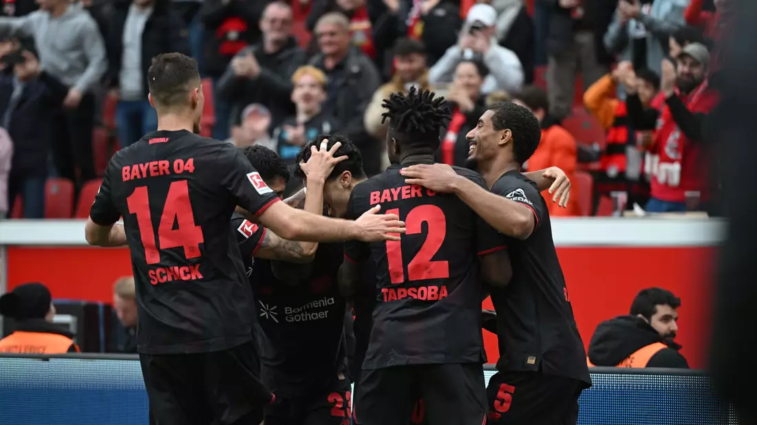 Leverkusen jubelt über das 5:3 gegen Wolfsburg.  - Bild: Fabian Strauch/dpa