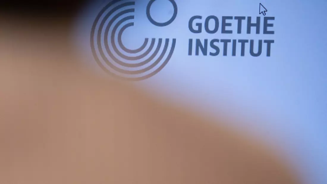 Das Goethe-Institut bedauert, dass es bestimmte Social-Media-Posts der Künstlerin Basma al-Sharif nicht kannte. (Symbolbild) - Bild: Sebastian Gollnow/dpa
