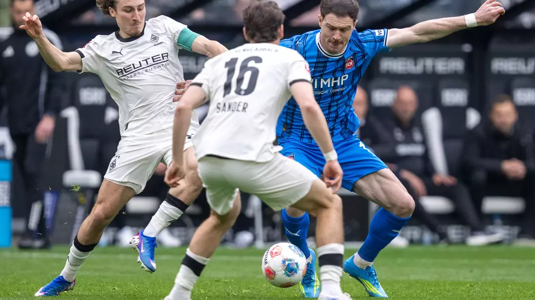 Umkämpftes Spiel im Borussia-Park endet 2:2. - Bild: David Inderlied/dpa