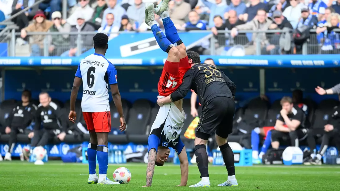 Der HSV und Augsburg trennten sich mit einem Unentschieden. - Bild: Gregor Fischer/dpa