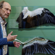  Alfons Rolf Bense zeigt im Westfälischen Storchenmuseum ein Exponat zur Anatomie des Weißstorchs.  - Foto: David Ebener/dpa