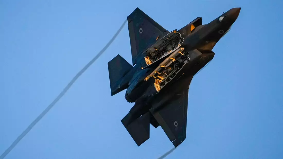 Das zweite Besatzungsmitglied eines über dem Iran abgeschossenen Kampfjets ist gerettet. (Archivbild)  - Bild: Tsafrir Abayov/AP/dpa