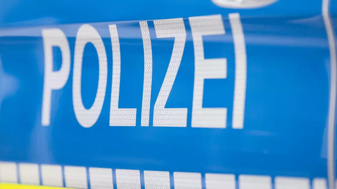 Bei einer Verfolgungsfahrt schießt die Polizei. (Symbolbild) - Bild: Boris Roessler/dpa