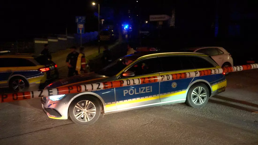 Bei einer Verfolgungsfahrt wurde ein 22-Jähriger durch Polizeischüsse verletzt und starb. - Bild: Torsten Kremers/dpa
