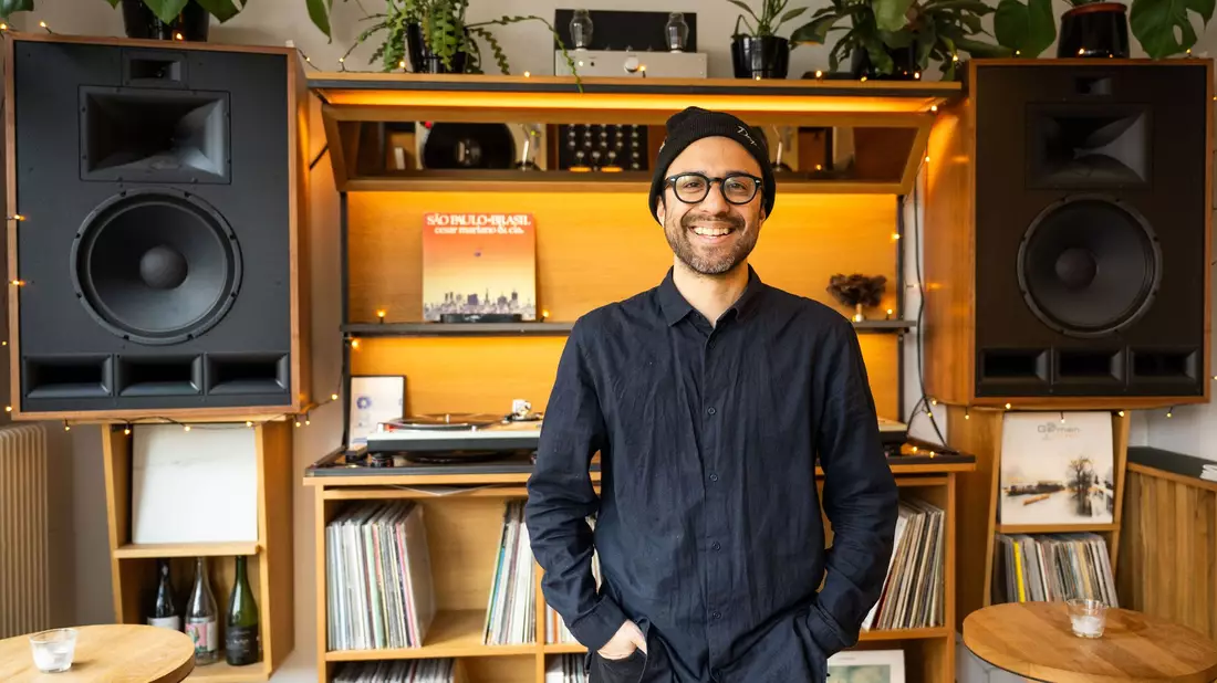Kevin Rodriguez, Betreiber der Listening Bar Unkompress. - Bild: Christophe Gateau/dpa