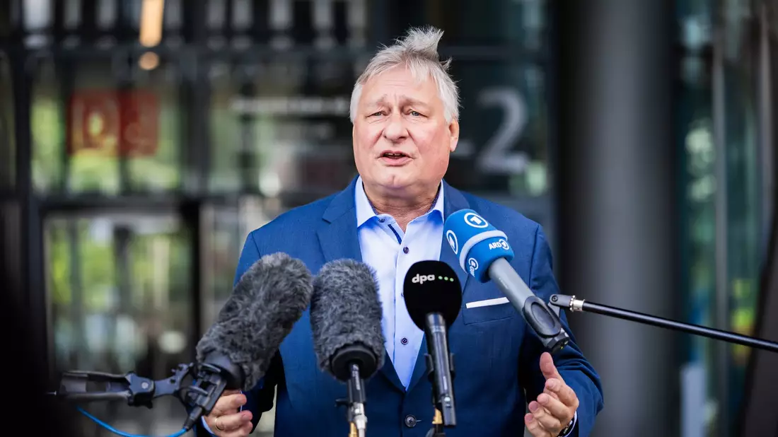 Aufgrund der hohen Spritpreise fordert EVG-Chef Burkert Rabatte bei der Deutschen Bahn. (Archivbild) - Bild: Christoph Soeder/dpa