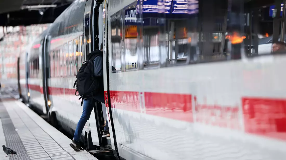 Die Deutsche Bahn verzeichnete 2025 einen Verlust von rund 2,3 Milliarden Euro. (Symbolbild) - Bild: Christian Charisius/dpa