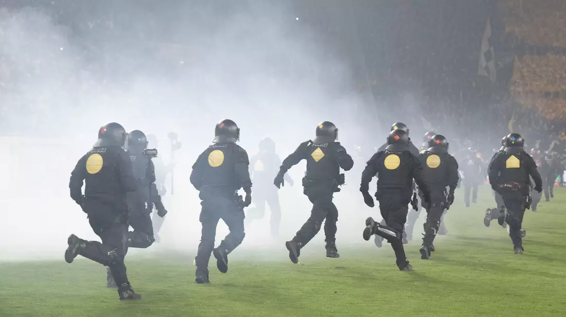 Die Polizei versuchte, Dynamo-Fans wieder in ihren Block zurückzudrängen. - Bild: Sebastian Kahnert/dpa