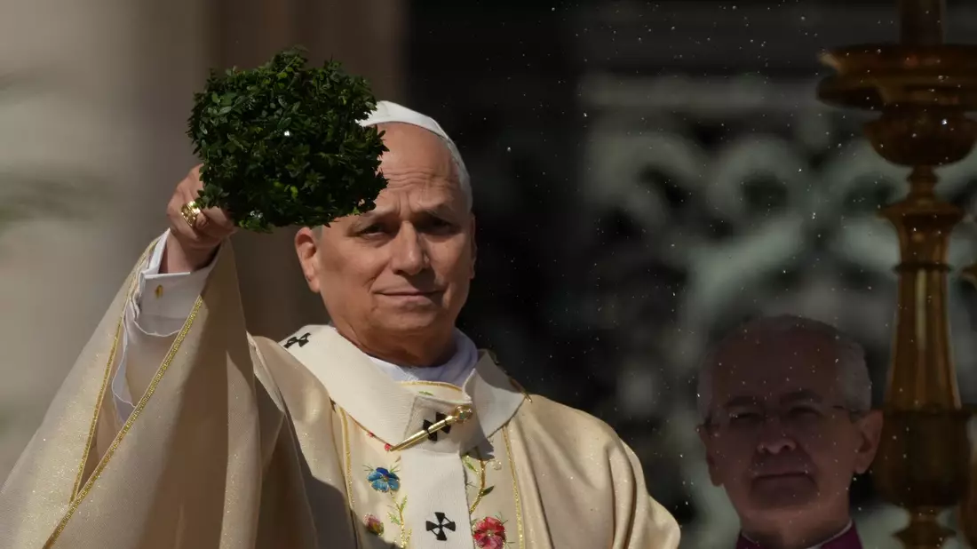Papst Leo XIV. spendet erstmals an Ostern den Segen Urbi et Orbi. - Bild: Andrew Medichini/AP/dpa