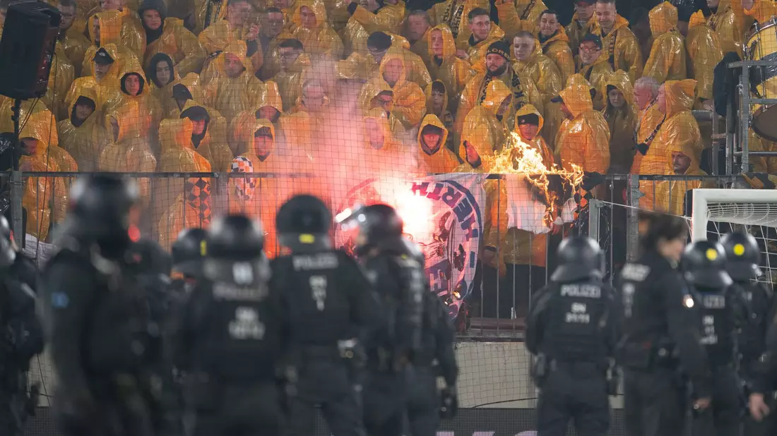 Beim Zweitliga-Spiel zwischen Dynamo Dresden und Hertha BSC kam es zu Ausschreitungen. - Bild: Sebastian Kahnert/dpa