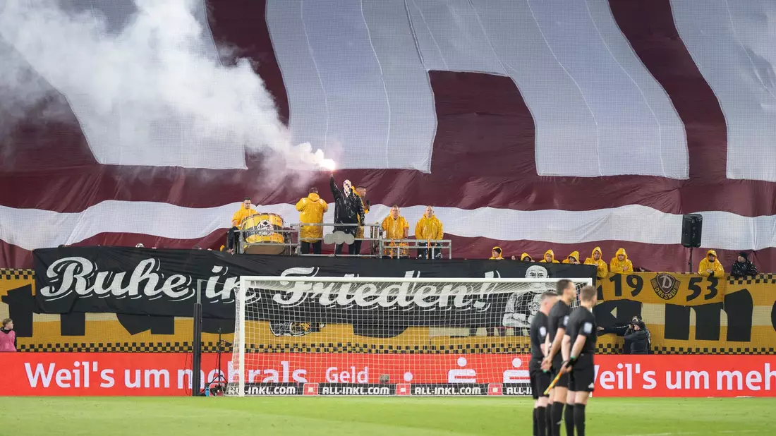 Das Spiel in Dresden war schon nach wenigen Minuten wegen des Abbrennens von Pyrotechnik unterbrochen. - Bild: Sebastian Kahnert/dpa