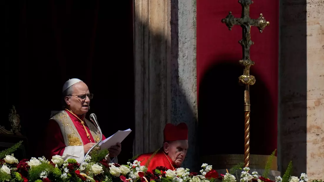 Von der zentralen Loggia des Petersdoms spendet Leo XIV. den Segen Urbi et Orbi. - Bild: Alessandra Tarantino/AP/dpa