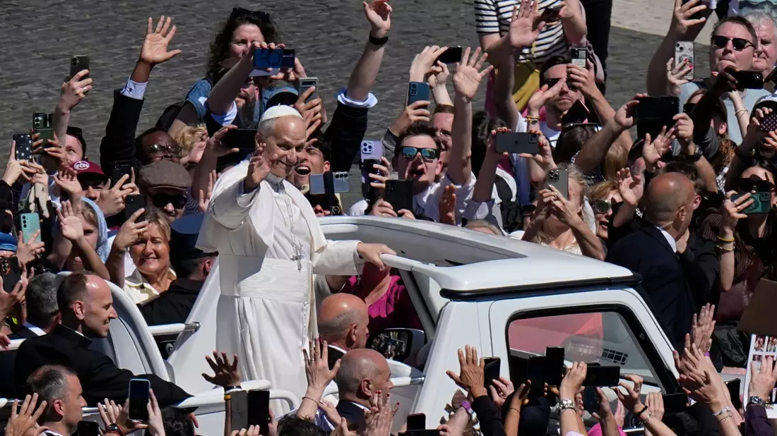 Nach dem Segen ließ sich der Papst über den Petersplatz fahren. - Bild: Alessandra Tarantino/AP/dpa