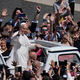 Nach dem Segen ließ sich der Papst über den Petersplatz fahren. - Foto: Alessandra Tarantino/AP/dpa