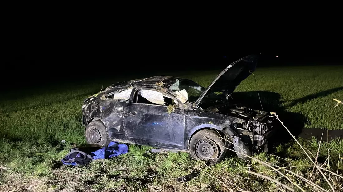 POL-SO: Alleinunfall mit zwei verletzten Personen - Verdacht auf Alkohol - Bild: presseportal.de