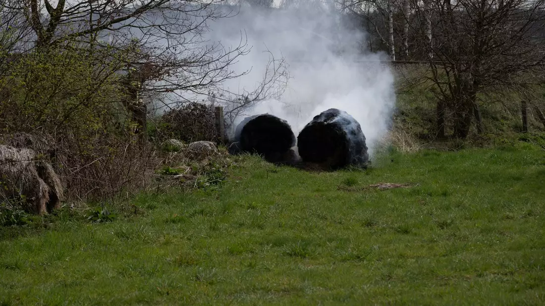FW Menden: Feuerwehr Menden löscht Rundballenbrand auf Streuobstwiese - Bild: presseportal.de