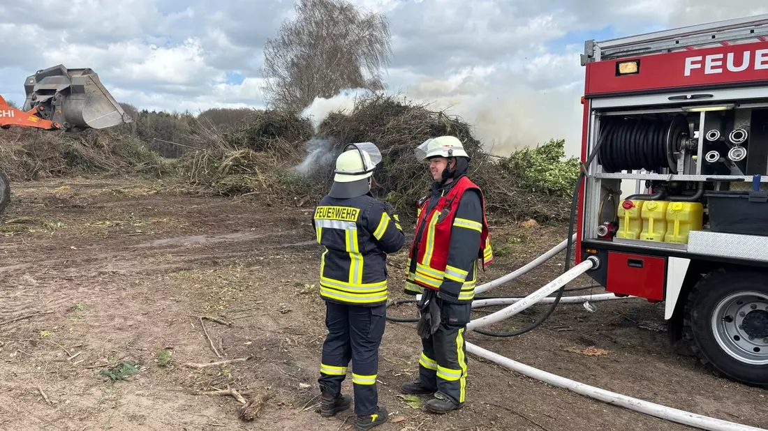 FW-ROW: Vorzeitiger Brand des Osterfeuers in Klein Meckelsen - Bild: presseportal.de
