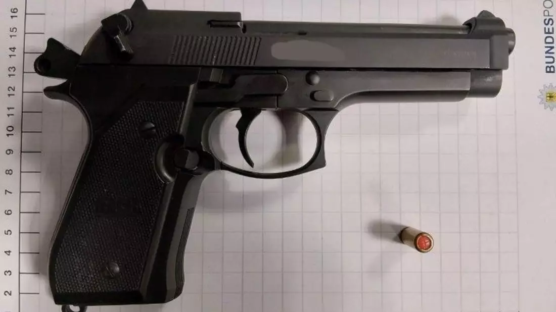 BPOL NRW: Bewaffneter Mann am Bochumer Hauptbahnhof gestellt - Bundespolizei beschlagnahmt Schreckschusswaffe - Bild: presseportal.de