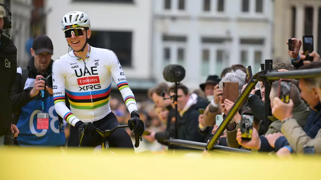 Tadej Pogacar beim Start in Antwerpen. - Bild: David Pintens/Belga/dpa