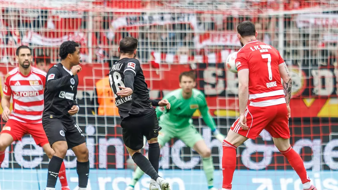 Wuchtiger Volley: Pereira Lage (M) traf zum 1:0. - Bild: Andreas Gora/dpa